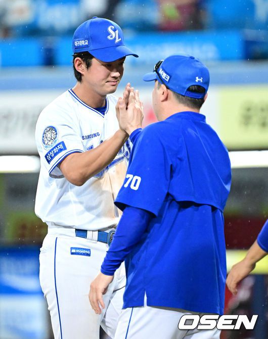 [OSEN=대구, 최규한 기자] 5일 대구삼성라이온즈파크에서 ‘2025 신한 SOL Bank KBO리그’ 삼성 라이온즈와 키움 히어로즈의 경기가 열렸다.이날 경기는 홈팀 삼성이 구자욱의 2홈런 6타점 맹활약에 힘입어 8-3 승리를 거뒀다.경기를 마치고 승리한 삼성 박진만 감독과 구자욱이 인사를 나누고 있다. 2025.09.05 / dreamer@osen.co.kr