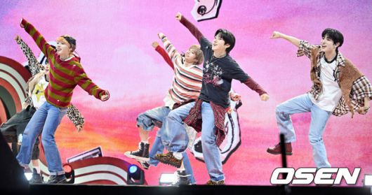 [OSEN=민경훈 기자] 22일 서울 광진구 예스24라이브홀에서 킥플립 미니 3집 발매 기념 프레스 쇼케이스가 열렸다.그룹 킥플립은 이날 세 번째 미니 앨범 ‘마이 퍼스트 플립’과 타이틀곡 ‘처음 불러보는 노래’를 발매하고 컴백한다.킥플립가 신곡 무대를 선보이고 있다. 2025.09.22 /rumi@osen.co.kr