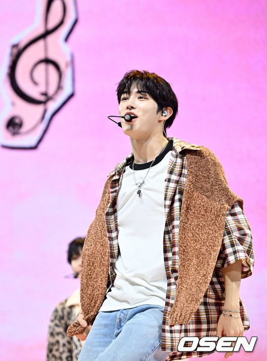 [OSEN=민경훈 기자] 22일 서울 광진구 예스24라이브홀에서 킥플립 미니 3집 발매 기념 프레스 쇼케이스가 열렸다.그룹 킥플립은 이날 세 번째 미니 앨범 ‘마이 퍼스트 플립’과 타이틀곡 ‘처음 불러보는 노래’를 발매하고 컴백한다.킥플립 민제가 신곡 무대를 선보이고 있다. 2025.09.22 /rumi@osen.co.kr