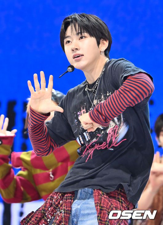 [OSEN=민경훈 기자] 22일 서울 광진구 예스24라이브홀에서 킥플립 미니 3집 발매 기념 프레스 쇼케이스가 열렸다.그룹 킥플립은 이날 세 번째 미니 앨범 ‘마이 퍼스트 플립’과 타이틀곡 ‘처음 불러보는 노래’를 발매하고 컴백한다.킥플립 계훈이 신곡 무대를 선보이고 있다. 2025.09.22 /rumi@osen.co.kr