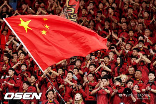 [OSEN=용인, 조은정 기자]7일 경기 용인시 용인 미르 스타디움에서 2025 동아시아 축구연맹(EAFF) E-1 챔피언십(동아시안컵) 대한민국 남자 축구 대표팀과 중국의 개막전이 열렸다.한국은 중국과 첫 경기를 시작으로 11일 홍콩, 15일 일본과 격돌한다. 경기는 모두 용인에서 치러지며 3경기 성적에 따라 그대로 최종 순위가 결정된다.후반 한국 김주성이 팀의 세 번째 골을 넣은 뒤 축하를 받고 있다. 2025.07.07 /cej@osen.co.kr