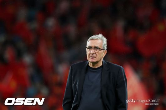 [OSEN=서울월드컵경기장, 지형준 기자] 중국이 예고했던 놀랄 일은 없었다. 한국이 무난하게 중국을 잡아내며 '공한증'역사를 이어갔다.김도훈 임시 감독이 이끄는 대한민국 축구대표팀은 11일 오후 8시 서울월드컵경기장에서 열린 2026 국제축구연맹(FIFA) 북중미 월드컵 아시아 2차 예선 C조 6차전에서 중국을 1-0으로 꺾었다.이날 승리로 한국은 위르겐 클린스만 감독, 황선홍 감독, 김도훈 감독 등 세 명의 감독으로 2차 예선을 치루면서 승점 16(5승 1무)라는 성적으로 조 1위를 확정했다.또한 3차 예선에서 아시아 랭킹 3위로 일본, 이란에 이어서 톱시드 자리를 확보하는데 성공했다.전반 대한민국 손흥민이 중국 원정 응원단의 야유에 여유로운 미소를 짓고 있다. 2024.06.11 / jpnews@osen.co.kr