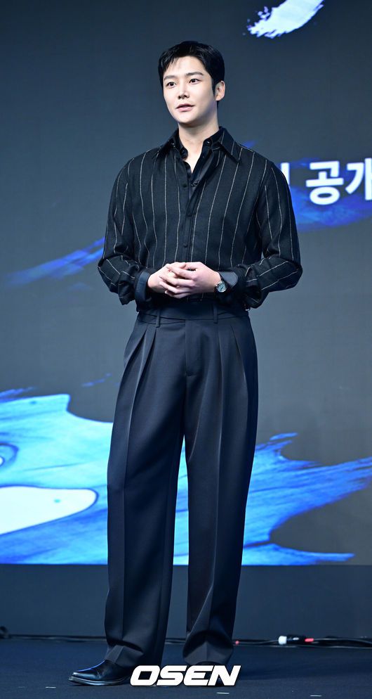 [OSEN=최규한 기자] 23일 오전 서울 논현동 엘리에나 호텔에서 디즈니+ 오리지널 시리즈 '탁류' 제작발표회가 열렸다.‘탁류’는 조선의 모든 돈과 물자가 모여드는 경강을 둘러싸고 혼탁한 세상을 뒤집고 사람답게 살기 위해 각기 다른 꿈을 꿨던 이들의 운명 개척 액션 드라마다.배우 로운이 포토타임을 하고 있다. 2025.09.23 / dreamer@osen.co.kr