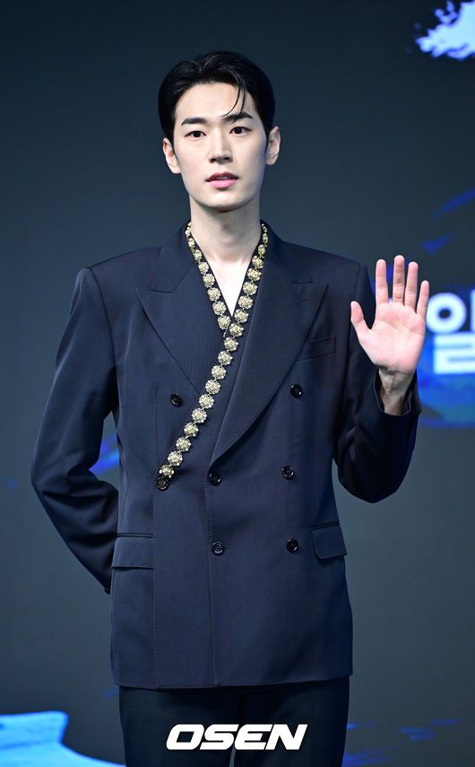 [OSEN=최규한 기자] 23일 오전 서울 논현동 엘리에나 호텔에서 디즈니+ 오리지널 시리즈 '탁류' 제작발표회가 열렸다.‘탁류’는 조선의 모든 돈과 물자가 모여드는 경강을 둘러싸고 혼탁한 세상을 뒤집고 사람답게 살기 위해 각기 다른 꿈을 꿨던 이들의 운명 개척 액션 드라마다.배우 박서함이 포토타임을 하고 있다. 2025.09.23 / dreamer@osen.co.kr