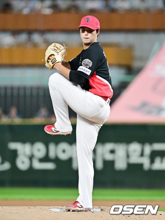 [OSEN=인천, 박준형 기자]  23일 오후 인천 SSG랜더스필드에서 ‘2025 신한 SOL BANK KBO리그’ SSG 랜더스와 KIA 타이거즈의 경기가 진행됐다.이날 경기에서 SSG은 김건우를, KIA가 김태형을 선발투수로 내세웠다.1회말 KIA 선발투수 김태형이 역투하고 있다.   2025.09.23 / soul1014@osen.co.kr