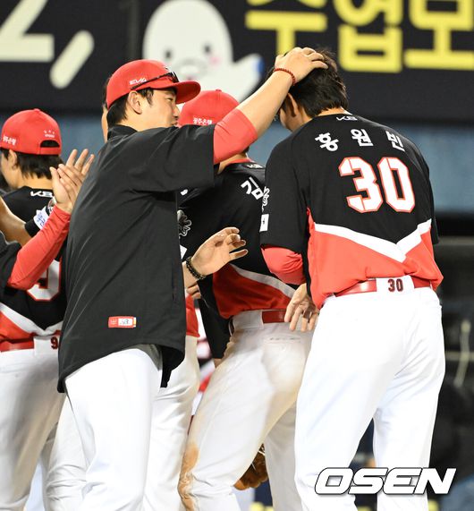 [OSEN=잠실, 이대선 기자] KIA가 이승엽 감독이 자진 사퇴한 두산을 제물로 5할 승률 복귀에 성공했다. 프로야구 KIA 타이거즈는 3일 서울 잠실구장에서 열린 2025 신한 SOL뱅크 KBO리그 두산 베어스와의 시즌 7차전에서 11-3으로 승리했다.경기 종료 후 KIA 손승락 코치가 홍원빈과 승리의 기쁨을 나누고 있다. 2025.06.03 /sunday@osen.co.kr