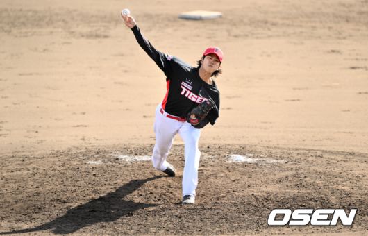 지난 2월 오키나와 스프캠프 실전등판한 KIA 홍원빈./OSEN DB