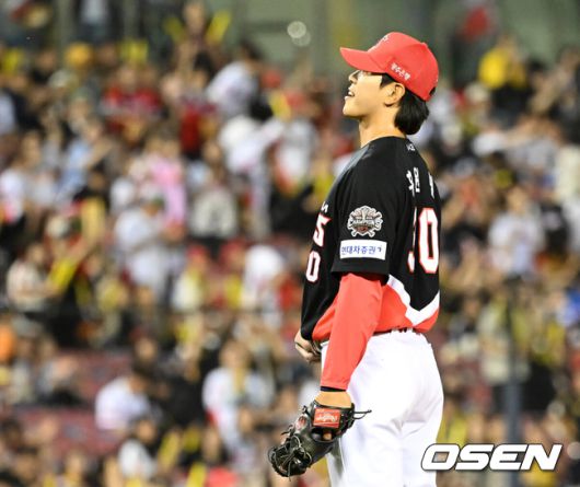 [OSEN=잠실, 이대선 기자] KIA가 이승엽 감독이 자진 사퇴한 두산을 제물로 5할 승률 복귀에 성공했다. 프로야구 KIA 타이거즈는 3일 서울 잠실구장에서 열린 2025 신한 SOL뱅크 KBO리그 두산 베어스와의 시즌 7차전에서 11-3으로 승리했다.경기 종료 후 KIA 홍원빈이 미소를 짓고 있다. 2025.06.03 /sunday@osen.co.kr