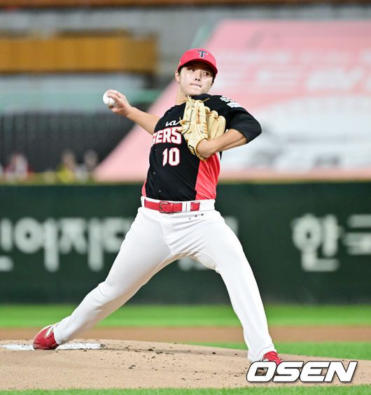 [OSEN=인천, 박준형 기자]  23일 오후 인천 SSG랜더스필드에서 ‘2025 신한 SOL BANK KBO리그’ SSG 랜더스와 KIA 타이거즈의 경기가 진행됐다.이날 경기에서 SSG은 김건우를, KIA가 김태형을 선발투수로 내세웠다.1회말 KIA 선발투수 김태형이 역투하고 있다.   2025.09.23 / soul1014@osen.co.kr