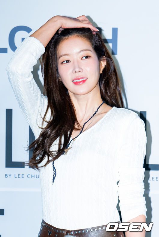 [OSEN=민경훈 기자] 4일 서울 중구 동대문디자인플라자(DDP)에서 ‘2026 S/S 서울패션위크’ 포토월 행사가 열렸다.‘2026 S/S 서울패션위크’는 동대문디자인플라자(DDP) 등 서울 전역에서 7일까지 펼쳐진다.배우 임수향이 입장하며 포즈를 취하고 있다. 2025.09.04 / rumi@osen.co.kr