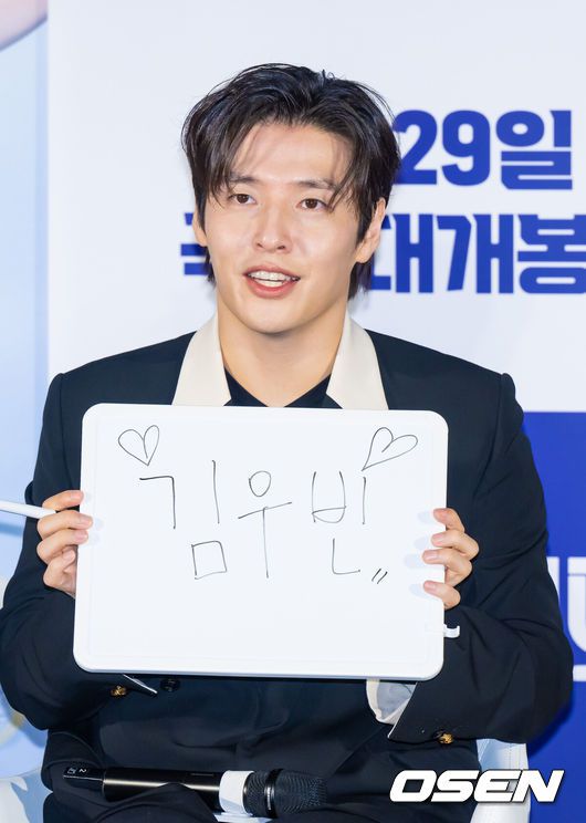 [OSEN=박준형 기자]  25일 오전 서울 용산아이파크몰 내 용산 CGV에서 영화 '퍼스트 라이드' 제작보고회가 진행됐다.영화 ‘30일’의 남대중 감독의 신작으로 기대를 모영화 ‘퍼스트 라이드’는 끝을 보는 놈 태정(강하늘), 해맑은 놈 도진(김영광), 잘생긴 놈 연민(차은우), 눈 뜨고 자는 놈 금복(강영석), 사랑스러운 놈 옥심(한선화)까지 뭉치면 더 웃긴 24년 지기 친구들이 첫 해외여행을 떠나는 코미디다.배우 강하늘이 추천하고 싶은 연예인 질문에 답하고 있다.  2025.09.25 / soul1014@osen.co.kr