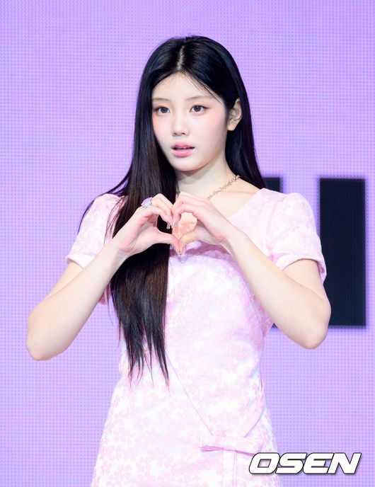 [OSEN=이대선 기자] 16일 오후 서울 광진구 예스24 라이브홀에서 그룹 아일릿(ILLIT) 미니 3집 ‘bomb’ 쇼케이스가 열렸다.'bomb'은 '나'의 감정에 충실했던 지난 두 앨범에서 더 나아가 '너'와의 본격적인 상호작용이 시작되는 앨범이다.아일릿은 미니 3집에서 마법 소녀로 변신해 무한 긍정 에너지를 전한다.아일릿 원희가 포토타임을 가지고 있다. 2025.06.16 /sunday@osen.co.kr