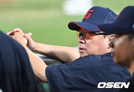 [OSEN=부산, 이석우 기자] 9일 부산 사직야구장에서 2025 신한 SOL 뱅크 KBO 리그 롯데 자이언츠와 한화 이글스의 경기가 열렸다. 홈팀 롯데는 박세웅이, 방문팀 한화는 와이스가 선발 출전했다.롯데 자이언츠 김태형 감독이 경기를 지켜보고 있다. 2025.09.09 / foto0307@osen.co.kr