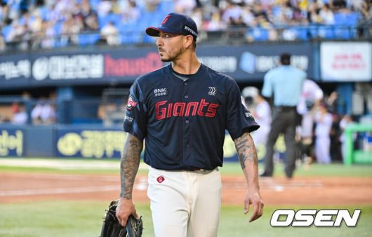 [OSEN=잠실, 박준형 기자] 19일 오후 서울 잠실구장에서 ‘2025 신한 SOL BANK KBO리그’ LG 트윈스와 롯데 자이언츠의 경기가 진행됐다.이날 LG는 톨허스트를, 롯데는 벨라스케즈를 선발투수로 내세웠다.1회말 실점 위기를 넘긴 롯데 선발투수 벨라스케즈가 더그아웃으로 들어가고 있다.  2025.08.19 / soul1014@osen.co.kr