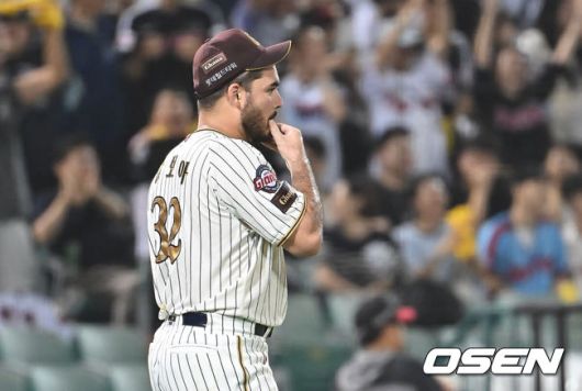 [OSEN=울산, 이석우 기자] 25일 울산 문수야구장에서 2025 신한 SOL 뱅크 KBO 리그 롯데 자이언츠와 LG 트윈스의 경기가 열렸다. 홈팀 롯데는 감보아가, 방문팀 LG는 손주영이 선발로 나섰다.롯데 자이언츠 감보아가 5회초 1사 1,3루 LG 트윈스 오스틴에게 좌중월 3점 홈런을 맞고 아쉬워하고 있다. 2025.09.25 / foto0307@osen.co.kr