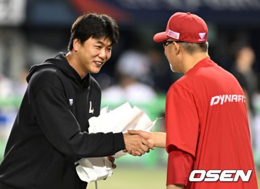 [OSEN=잠실, 이대선 기자] 프로야구 SSG 랜더스는 27일 서울 잠실구장에서 열린 2025 신한 SOL뱅크 KBO리그 두산 베어스와의 시즌 마지막 맞대결(16차전)에서 6-2로 승리했다.3위 SSG는 2연승을 달리며 4위 삼성 라이온즈와 승차를 2경기로 벌렸다. 시즌 72승 4무 63패. 반면 2연패에 빠진 9위 두산은 59승 6무 77패가 됐다.경기 종료 후 SSG 이숭용 감독이 12시즌 10승을 달성한 김광현에게 꽃다발을 건네고 있다. 2025.09.27 /sunday@osen.co.kr