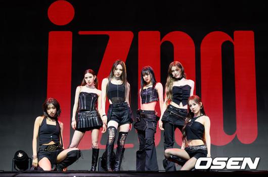 [OSEN=이대선 기자] 30일 오후 서울 예스24라이브홀에서 izna(이즈나) 두 번째 미니앨범 ‘Not Just Pretty(낫 저스트 프리티)’를 발매 기념 쇼케이스가 열렸다.izna의 새 앨범은 Z세대의 감정을 담아내며 ‘예쁘다’라는 이미지를 넘어 다채로운 매력을 보여준다. 타이틀곡 ‘Mamma Mia(맘마미아)’는 테디가 프로듀싱한 미니멀하면서도 중독성 있는 사운드로 izna가 스스로의 직감을 믿고 당당히 나아가겠다는 메시지를 담았다.이즈나가 신곡 무대를 선보이고 있다. 2025.09.30 /sunday@osen.co.kr