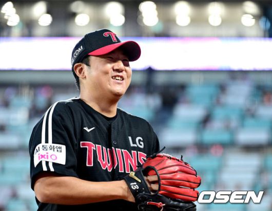 [OSEN=수원, 최규한 기자] 18일 수원 KT위즈파크에서 ‘2025 신한 SOL Bank KBO리그’ KT 위즈와 LG 트윈스의 더블헤더 2차전이 열렸다.홈팀 KT는 패트릭 머피, 방문팀 LG는 송승기를 선발로 내세웠다.1회말 KT 공격을 삼자범퇴로 막아낸 LG 선발 송승기가 더그아웃으로 향하며 미소짓고 있다. 2025.09.18 / dreamer@osen.co.kr