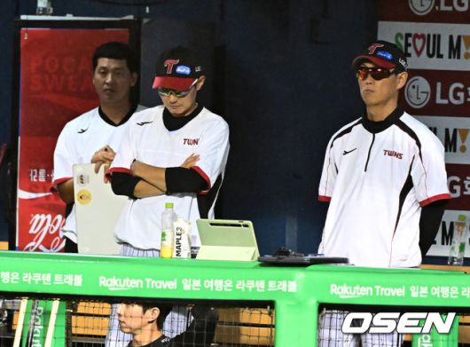 [OSEN=잠실, 지형준 기자] 20일 서울 잠실구장에서 ‘2025 신한 SOL Bank KBO리그’ LG 트윈스와 삼성 라이온즈의 경기가 열렸다.LG는 외국인 투수 톨허스트를, 삼성은 원태인을 선발투수로 내세웠다.7화말 LG 염경엽 감독이 경기를 지켜보며 생각에 잠겨 있다. 2025.09.20 /jpnews@osen.co.kr