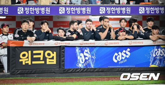 [OSEN=대전, 민경훈 기자] 29일 오후 대전 한화생명볼파크에서 2025 신한 SOL Bank KBO리그한화 이글스와LG 트윈스의 경기가 열렸다.이 경기에서 한화는 LG에 7-3으로승리했다.정규리그 우승 매직넘버 ‘1’을 남겨둔 LG가 이날 승리하거나 무승부만 했어도 대전에서 축포를 터뜨릴 수 있었지만 한화가 가로막았다.9회초 LG 선수들이 덕아웃에서 아쉬워하고 있다.  2025.09.29 /rumi@osen.co.kr