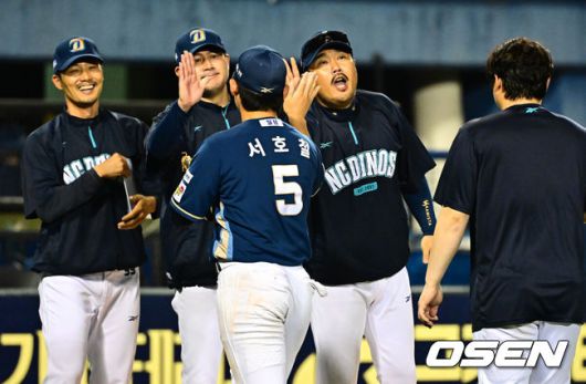 [OSEN=잠실, 지형준 기자] 프로야구 LG 트윈스가 자력 우승에 실패했다.NC 다이노스는 파죽의 8연승을 이어갔다.NC는 1일 서울 잠실구장에서 열린 2025 KBO리그 LG와 경기에서 7-3으로 승리했다.경기를 마치고 NC 이호준 감독이 승리를 기뻐하고 있다. 2025.10.01 /jpnews@osen.co.kr