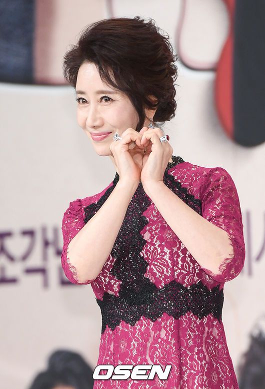 [OSEN=박준형 기자] 9일 오후 서울 영등포 타임스퀘어에서 진행된 KBS 1TV 저녁일일극 '미워도 사랑해' 제작발표회에서 배우 송옥숙이 포즈를 취하고 있다./  soul1014@osen.co.kr