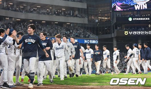 [OSEN=창원, 이석우 기자] 4일 창원NC파크에서 2025 신한 SOL 뱅크 KBO 리그 NC 다이노스와 SSG 랜더스의 경기가 열렸다. 홈팀 NC는 라일리가, 방문팀 SSG는 김광현이 선발 출전했다. NC 다이노스 선수들이 SSG 랜더스에 7-1로 승리, 와일드카드 진출을 결정짓고 기쁨을 나누고 있다. 2025.10.04 / foto0307@osen.co.kr
