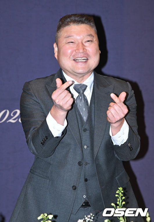 [OSEN=박준형 기자] 가수 이승기와 배우 이다인의 결혼식이 7일 서울 강남구 삼성동 그랜드 인터컨티넨탈 서울 파르나스 호텔에서 진행됐다.이승기 씨와 이다인 씨는 지난 2021년 연인 관계임을 인정하고 공개 열애를 시작했다. 이날 결혼식에는 가수 이적이 축가를 부를 예정이며, 배우 손지창이 두 사람의 결혼식을 총괄 진행한다.강호동이 포즈를 취하고 있다.  2023.04.07 / soul1014@osen.co.kr