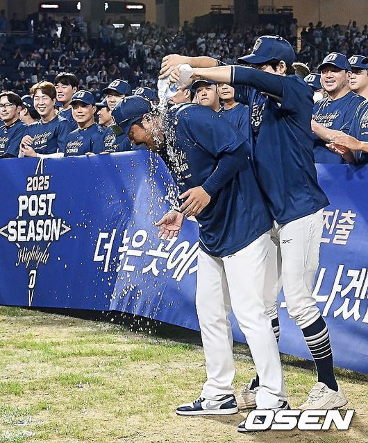 [OSEN=창원, 이석우 기자] NC 다이노스가 4일 창원NC파크에서 열린 2025 신한 SOL 뱅크 KBO 리그 SSG 랜더스와의 경기에서 7-1로 승리, 5위를 확정했다. NC는 파죽의 9연승으로 ‘가을 야구’ 막차 티켓을 거머쥐었고 6일부터 4위 삼성과 와일드카드 결정전을 치른다NC 다이노스 이호준 감독이 박민우의 축하 물세례를 받고 있다. 2025.10.04 / foto0307@osen.co.kr