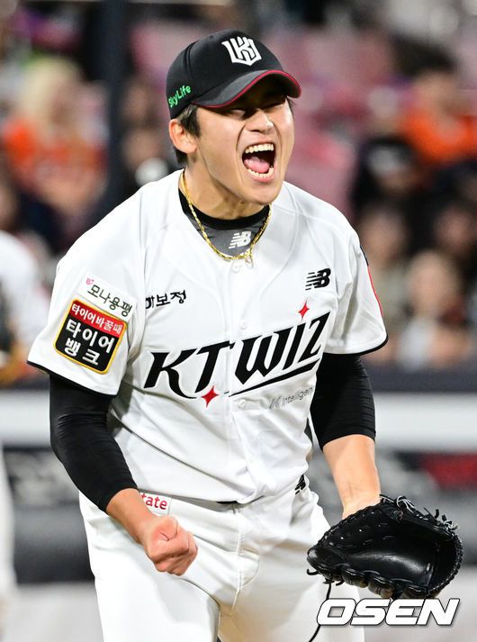 [OSEN=수원, 조은정 기자]3일 수원 KT위즈파크에서 ‘2025 신한 SOL Bank KBO리그’ KT 위즈와 한화 이글스의 시즌 최종전이 열렸다.KT가 오늘 경기를 승리하더라도 NC가 창원에서 SSG 랜더스를 제압하면 NC가 5위로 가을야구 막차를 탄다. KT가 5위가 될 수 있는 경우의 수는 총 3가지로, KT가 한화를 꺾고 NC가 SSG에 패하거나 무승부를 거두면 KT가 6년 연속 가을 무대를 밟는다. KT가 무승부를 거두고 NC가 패해도 5위는 KT의 차지다. 한화전을 내줄 경우 창원 경기 결과와 관계없이 가을야구 진출이 좌절된다.KT 박영현이 연장 10회초를 무실점으로 막아낸 뒤 포효하고 있다. 2025.10.03 /cej@osen.co.kr