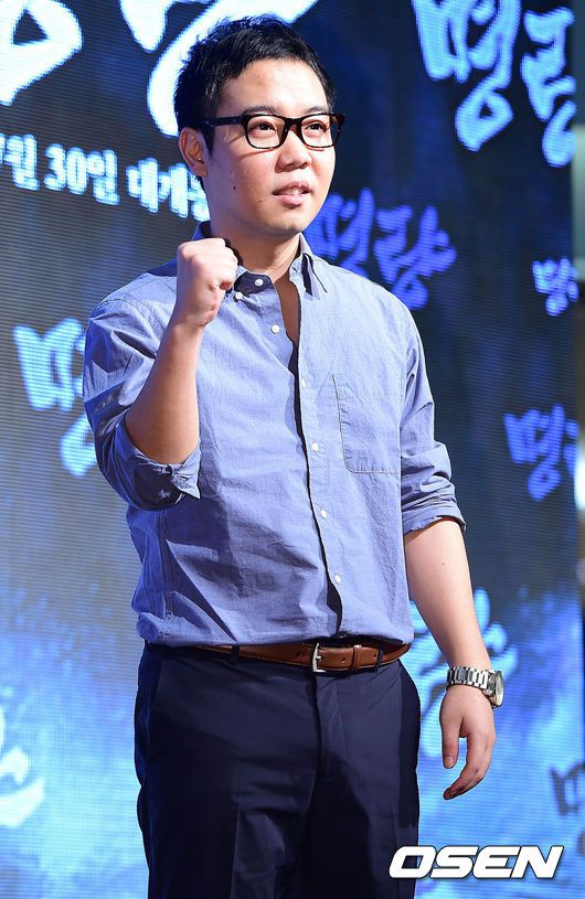 [OSEN=최규한 기자] 개그맨 황현희가 21일 오후 서울 영등포 타임스퀘어에서 진행된 영화 '명량'(감독 김한민) 레드카펫 행사에 참석해 포즈를 취하고 있다.영화 '명량'은 1597년 임진왜란 6년, 단 12척의 배로 330척에 달하는 왜군의 공격에 맞서 싸운 역사상 가장 위대한 전쟁 명량대첩을 그린 영화로 스펙터클한 볼거리와 화려한 액션으로 기대감을 높인 바 있다.한편 '최종병기 활(2011)'을 연출했던 김한민 감독이 메가폰을 잡고 최민식, 류승룡, 조진웅, 진구, 이정현 등이 열연하는 영화 '명량'은 오는 30일 개봉 예정이다./dreamer@osen.co.kr