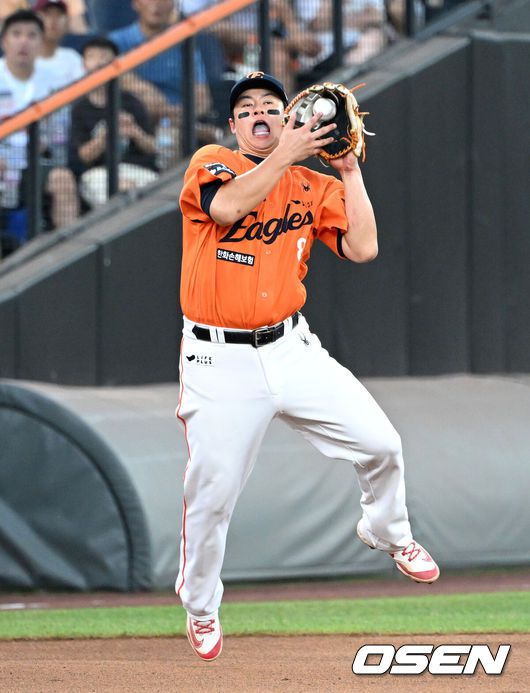 [OSEN=대전, 이대선 기자] 4회초 1사에서 한화 3루수 노시환이 SSG 고명준의 튀어 오른 땅볼 타구를 처리하고 있다. 2025.08.24 /sunday@osen.co.kr