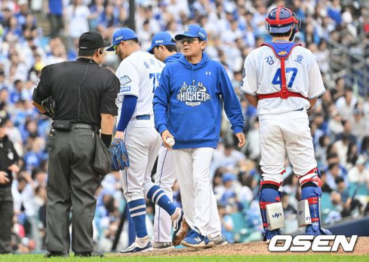 [OSEN=대구, 이석우 기자] 6일 대구 삼성라이온즈파크에서 2025 신한 SOL뱅크 KBO 와일드카드 결정전 삼성 라이온즈와 NC 다이노스의 경기가 열렸다. 홈팀 삼성은 후라도가 방문팀 NC는 구창모가 선발 투수로 출전했다.삼성 라이온즈 선발투수 후라도가 7회초 교체되고 있다. 2025.10.06 / foto0307@osen.co.kr