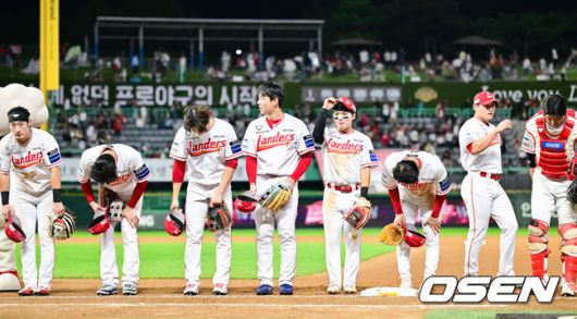 [OSEN=인천, 박준형 기자]  프로야구 SSG 랜더스가 KIA 타이거즈에 승리했다. SSG는23일 인천 SSG랜더스필드에서 2025 KBO리그 KIA와 시즌 15차전 맞대결에서 5-0으로 승리했다. 경기종료 후 SSG 선수들이 팬들에게 인사를 하고 있다.  2025.09.23 / soul1014@osen.co.kr