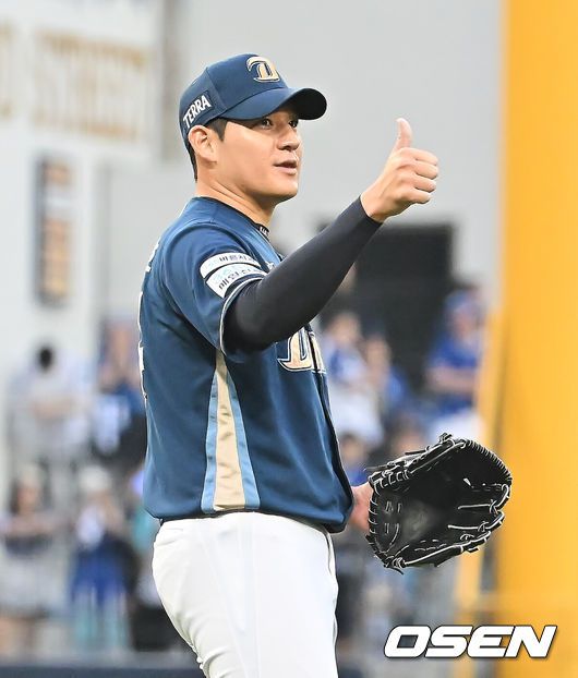 [OSEN=대구, 이석우 기자] 6일 대구 삼성라이온즈파크에서 2025 신한 SOL뱅크 KBO 와일드카드 결정전 삼성 라이온즈와 NC 다이노스의 경기가 열렸다. 홈팀 삼성은 후라도가 방문팀 NC는 구창모가 선발 투수로 출전했다.NC 다이노스 김진호가 9회말 무사 1루 삼성 라이온즈 디아즈를 1루수 병살로 잡고 데이비슨을 향해 엄지척을 하고 있다. 2025.10.06 / foto0307@osen.co.kr