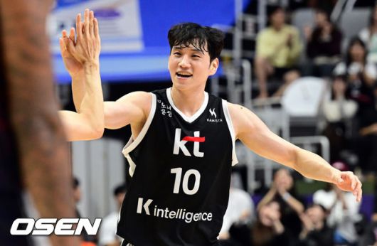 [OSEN=수원, 조은정 기자] 4일 오후 서수원칠보체육관에서 2025-2026 LG전자 프로농구 수원 KT 소닉붐과 부산 KCC 이지스의 경기가 열렸다.4쿼터 KT 문성곤이 하윤기 슛에 함께 기뻐하고 있다. 2025.10.04 /cej@osen.co.kr