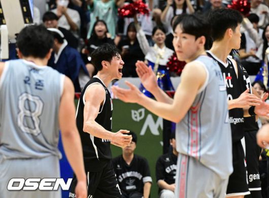 [OSEN=수원, 조은정 기자]7일 오후 서수원칠보체육관에서 2025-2026 LG전자 프로농구 수원 KT 소닉붐과 울산 현대모비스 피버스의 경기가 열렸다.수원 KT와 울산 현대모비스는 나란히 1승 1패를 기록 중이다.연장 1차 KT 문성곤이 파울이 취소되자 기뻐하고 있다. 2025.10.07 /cej@osen.co.kr