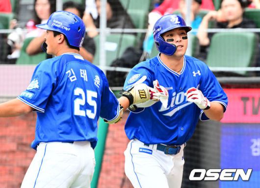 [OSEN=인천, 지형준 기자] 9일 인천 SSG랜더스필드에서 2025 신한 SOL뱅크 KBO리그 준플레이오프(5전 3선승제) 1차전 SSG 랜더스와 삼성 라이온즈의 경기가 열렸다.SSG은 화이트, 삼성은 최원태를 선발 투수로 내세웠다.3회초 무사 1루에서 삼성 김영웅이 우월 투런포를 날리며 김태훈과 기뻐하고 있다. 2025.10.09 /jpnews@osen.co.kr