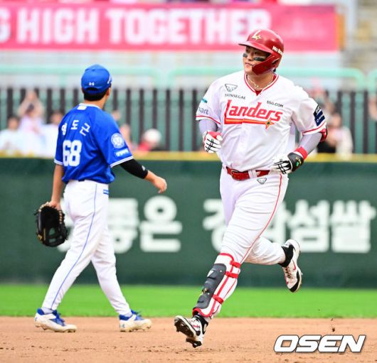 [OSEN=인천, 지형준 기자] 9일 인천 SSG랜더스필드에서 2025 신한 SOL뱅크 KBO리그 준플레이오프(5전 3선승제) 1차전 SSG 랜더스와 삼성 라이온즈의 경기가 열렸다.SSG은 화이트, 삼성은 최원태를 선발 투수로 내세웠다.7회말 1사 1루에서 SSG 고명준이 좌월 투런포를 날리며 그라운드를 돌고 있다. 2025.10.09 /jpnews@osen.co.kr