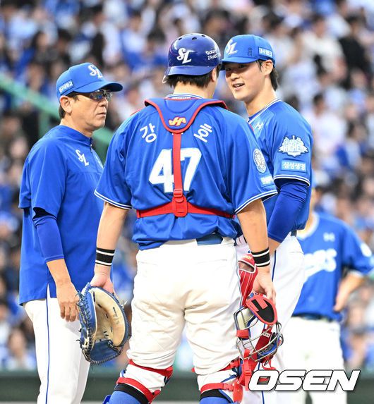 [OSEN=인천, 이대선 기자] 9일 인천 SSG랜더스필드에서 2025 신한 SOL뱅크 KBO리그 준플레이오프(5전 3선승제) 1차전 SSG 랜더스와 삼성 라이온즈의 경기가 열렸다.SSG은 화이트, 삼성은 최원태를 선발 투수로 내세웠다.8회말 2사 만루에서 삼성 이호성이 미소를 짓고 있다. 2025.10.09 /sunday@osen.co.kr