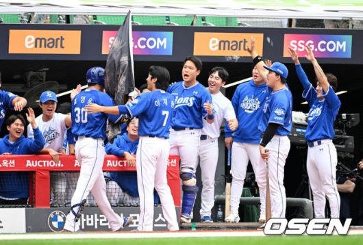 [OSEN=인천, 이대선 기자] 9일 인천 SSG랜더스필드에서 2025 신한 SOL뱅크 KBO리그 준플레이오프(5전 3선승제) 1차전 SSG 랜더스와 삼성 라이온즈의 경기가 열렸다.SSG은 화이트, 삼성은 최원태를 선발 투수로 내세웠다.3회초 무사 1,2루에서 삼성 김영웅이 우월 투런 홈런을 치고 더그아웃에서 동료들과 환호하고 있다. 2025.10.09 /sunday@osen.co.kr