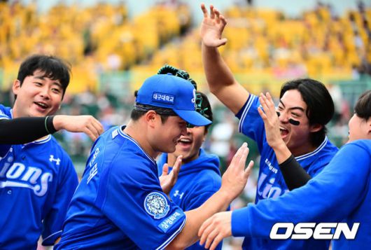 [OSEN=인천, 지형준 기자] 9일 인천 SSG랜더스필드에서 2025 신한 SOL뱅크 KBO리그 준플레이오프(5전 3선승제) 1차전 SSG 랜더스와 삼성 라이온즈의 경기가 열렸다.SSG은 화이트, 삼성은 최원태를 선발 투수로 내세웠다.6회말 수비를 마친 삼성 최원태가 구자욱과 기뻐하고 있다. 2025.10.09 /jpnews@osen.co.kr