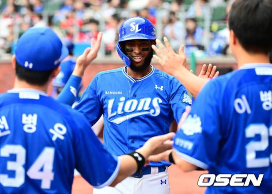 [OSEN=인천, 지형준 기자] 9일 인천 SSG랜더스필드에서 2025 신한 SOL뱅크 KBO리그 준플레이오프(5전 3선승제) 1차전 SSG 랜더스와 삼성 라이온즈의 경기가 열렸다.SSG은 화이트, 삼성은 최원태를 선발 투수로 내세웠다.4회초 1사 2루에서 삼성 디아즈가 김지찬의 1타점 우중간 적시타에득점에 성공하며 동료선수들과 기뻐하고 있다. 2025.10.09 /jpnews@osen.co.kr