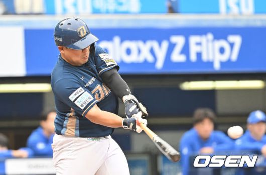 [OSEN=대구, 이석우 기자] 6일 대구 삼성라이온즈파크에서 2025 신한 SOL뱅크 KBO 와일드카드 결정전 삼성 라이온즈와 NC 다이노스의 경기가 열렸다. 홈팀 삼성은 후라도가 방문팀 NC는 구창모가 선발 투수로 출전했다.NC 다이노스 김정호가 7회초 중견수 앞 안타를 치고 있다. 2025.10.06 / foto0307@osen.co.kr