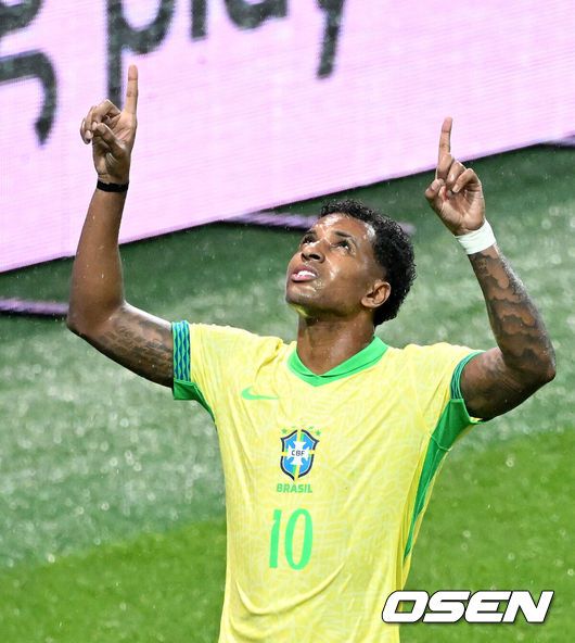 [OSEN=서울월드컵경기장, 이대선 기자] 홍명보 감독이 이끄는 대한민국 대표팀은 10일 오후 서울월드컵경기장에서 '세계 최강' 브라질과 A매치 평가전을 가졌다.한국이 브라질을 상대로 마지막으로 웃은 건 1999년 3월 28일이었다. 당시 잠실에서 열린 친선경기에서 김도훈의 결승골로 1-0 승리를 거뒀다. 다만, 그 승리가 마지막이었다. 한국은 브라질을 상대로 1승 1무 8패에 그쳤다. 브라질과의 이번 경기는 단순한 친선전이 아닌, 2026 북중미 월드컵을 향한 본격적인 시험대다.전반 한국 호드리구가 팀의 두 번째 골을 성공시키고 환호하고 있다. 2025.10.10 /sunday@osen.co.kr