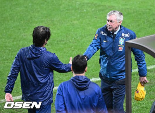 [OSEN=서울월드컵경기장, 이대선 기자] 홍명보감독이 이끄는 대한민국 남자 축구 국가대표팀은 10일 서울월드컵경기장에서 '세계 최강' 브라질을상대로 A매치평가전을 치러이스테방(첼시)과 호드리구(레알 마드리드)에게 나란히 2골을 허용하면서 0-5로 대패했다.한국은 1999년 이후 26년 만에 브라질전 승리를 노렸지만 아무런 저항도 하지 못하면서 무산됐다.경기 종료 후 한국 홍명보 감독이 브라질 안첼로티 감독과 인사를 하고 있다. 2025.10.10 /sunday@osen.co.kr