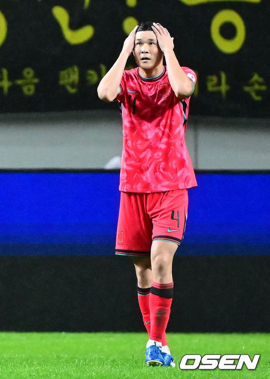 [OSEN=서울월드컵경기장, 지형준 기자] 홍명보 감독이 이끄는 대한민국 대표팀은 10일 오후 서울월드컵경기장에서 '세계 최강' 브라질과 A매치 평가전을 가졌다.한국이 브라질을 상대로 마지막으로 웃은 건 1999년 3월 28일이었다. 당시 잠실에서 열린 친선경기에서 김도훈의 결승골로 1-0 승리를 거뒀다. 다만, 그 승리가 마지막이었다. 한국은 브라질을 상대로 1승 1무 8패에 그쳤다. 브라질과의 이번 경기는 단순한 친선전이 아닌, 2026 북중미 월드컵을 향한 본격적인 시험대다.경기 종료 후 브라질 안첼로티 감독과 한국 홍명보 감독이 인사를 하고 있다. 2025.10.10 /jpnews@osen.co.kr