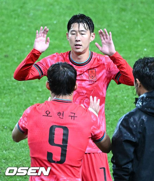 [OSEN=서울월드컵경기장, 이대선 기자] 홍명보 감독이 이끄는 대한민국 대표팀은 10일 오후 서울월드컵경기장에서 '세계 최강' 브라질과 A매치 평가전을 가졌다.한국이 브라질을 상대로 마지막으로 웃은 건 1999년 3월 28일이었다. 당시 잠실에서 열린 친선경기에서 김도훈의 결승골로 1-0 승리를 거뒀다. 다만, 그 승리가 마지막이었다. 한국은 브라질을 상대로 1승 1무 8패에 그쳤다. 브라질과의 이번 경기는 단순한 친선전이 아닌, 2026 북중미 월드컵을 향한 본격적인 시험대다.후반 한국 손흥민이 오현규와 교체되고 있다. 2025.10.10 /sunday@osen.co.kr