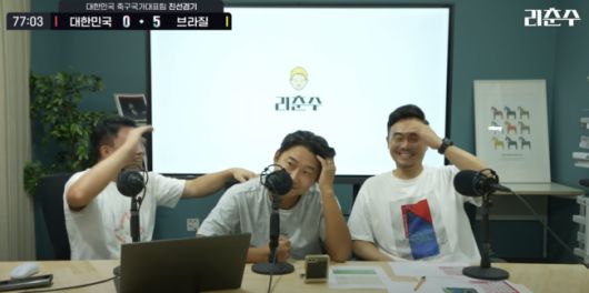 [OSEN=서울월드컵경기장, 지형준 기자] 세계의 벽은 높았다. 결과는 0-5 대패였다.홍명보감독이 이끄는 대한민국 남자 축구 국가대표팀은 10일 서울월드컵경기장에서 '세계 최강' 브라질을상대로 A매치평가전을 치러이스테방(첼시)과 호드리구(레알 마드리드)에게 나란히 2골을 허용하면서 0-5로 대패했다.후반 한국 김민재가 페널티 박스 안에서 브라질 이스테방에 볼을 빼앗기며 실점을 허용, 아쉬워하고 있다. 2025.10.10 /jpnews@osen.co.kr