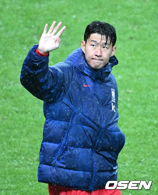 [OSEN=서울월드컵경기장, 이대선 기자] 홍명보감독이 이끄는 대한민국 남자 축구 국가대표팀은 10일 서울월드컵경기장에서 '세계 최강' 브라질을상대로 A매치평가전을 치러이스테방(첼시)과 호드리구(레알 마드리드)에게 나란히 2골을 허용하면서 0-5로 대패했다.한국은 1999년 이후 26년 만에 브라질전 승리를 노렸지만 아무런 저항도 하지 못하면서 무산됐다.경기 종료 후 한국 손흥민이 관중석을 향해 인사를 하고 있다. 2025.10.10 /sunday@osen.co.kr